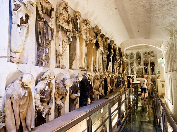 hầm mộ bí ẩn ở Ý
